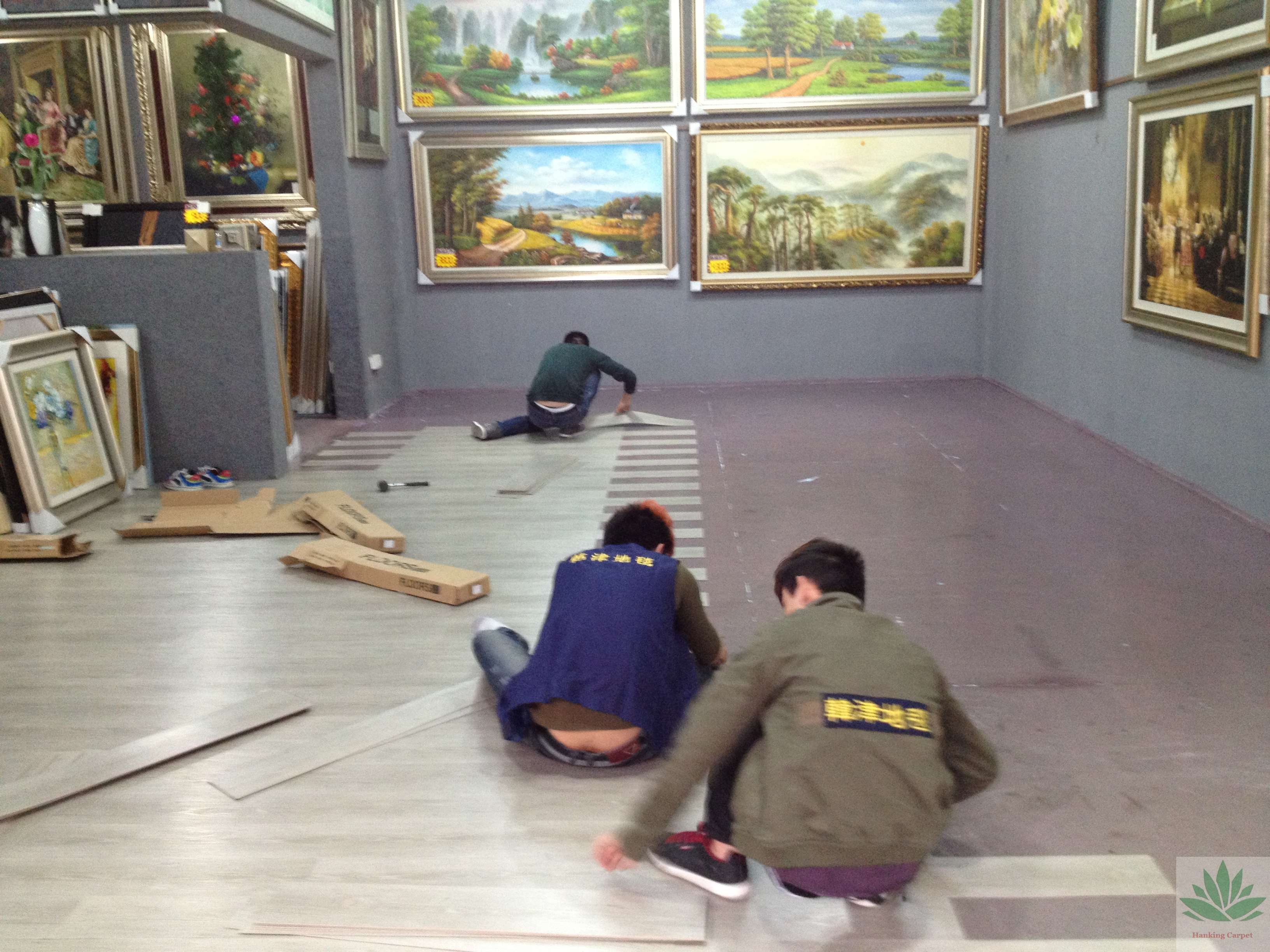 艺展中心博艺画廊木纹胶地板安装中